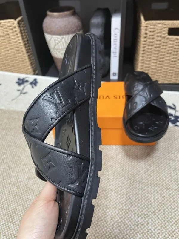 P270🏆Louis Vuitton 🏆[Louis Vuitton] Spring/Summer 2025 [Men's Flip Flops] 🎯🎯As an active family in the fashion industry ⭐ Lv is characterized by bold innovation ⚡Create this casual business style for Chinese fashionable men ✨The fabric is made of imported high-grade cowhide 🔥 Clean and neat ⚡Fashionable and elegant🌹Breathable, sweat-absorbent and deodorant👈So luxurious, high-end and domineering. 👍Must be sold if you repost the picture. Number of yards: 38--46. Color: 🎉 For large quantities. Welcome to repost.